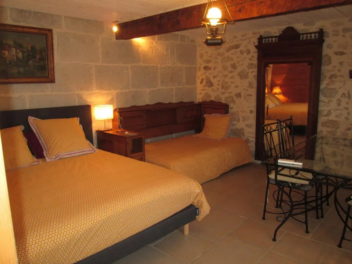 Le Mas Vieux Graveson Bed & Breakfast