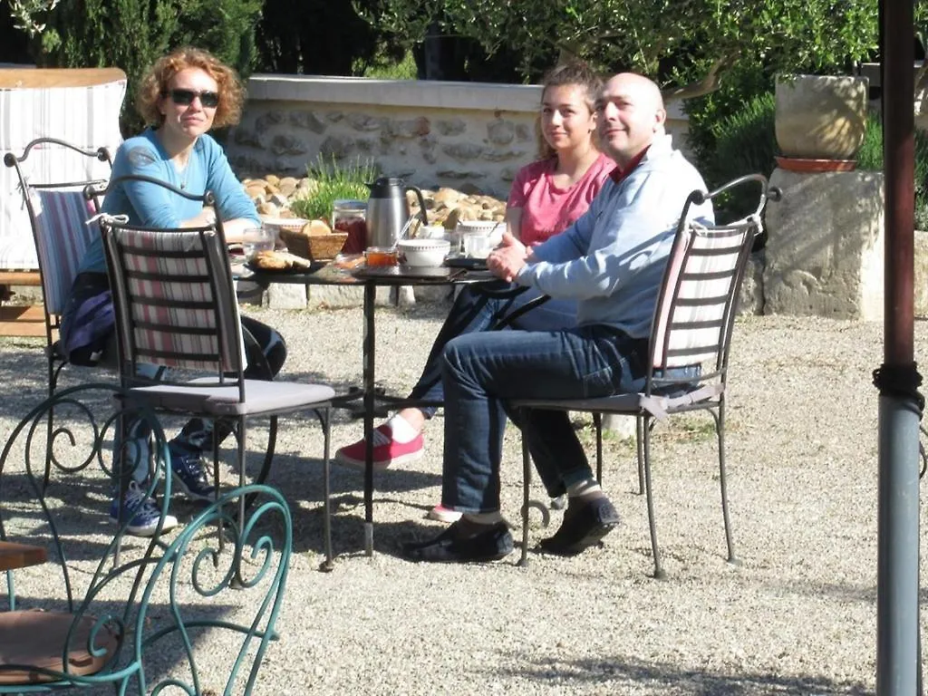 Le Mas Vieux Graveson Bed & Breakfast