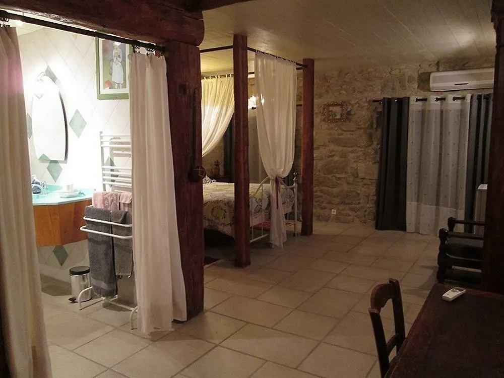 Le Mas Vieux Graveson Bed & Breakfast