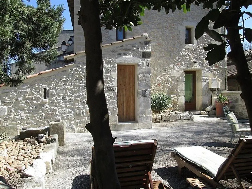 Le Mas Vieux Graveson Bed & Breakfast