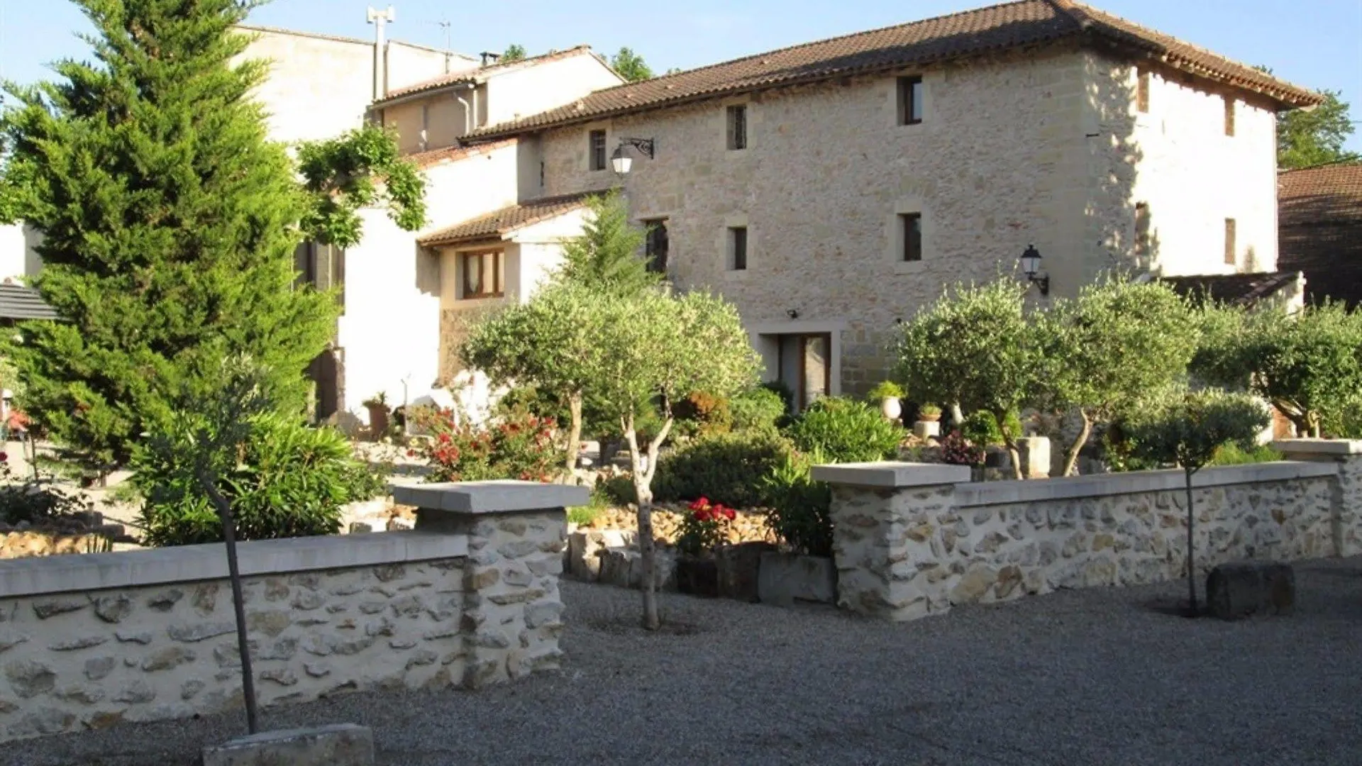 Le Mas Vieux Graveson Bed & Breakfast